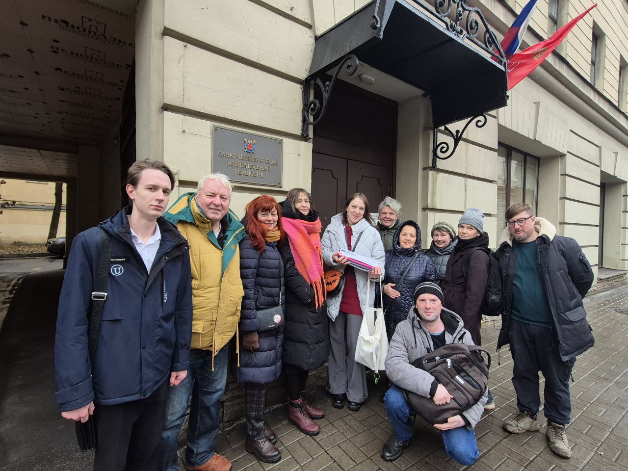 Петербургские градозащитники сдали подписи за референдум в Избирком.